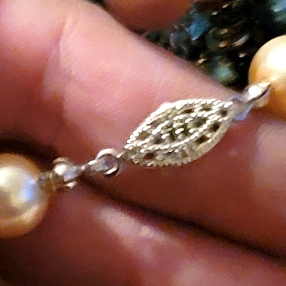 Vintage Glass Pearl's Like Brand New Absolutely Beautiful ✨️ - Picture 4 of 6